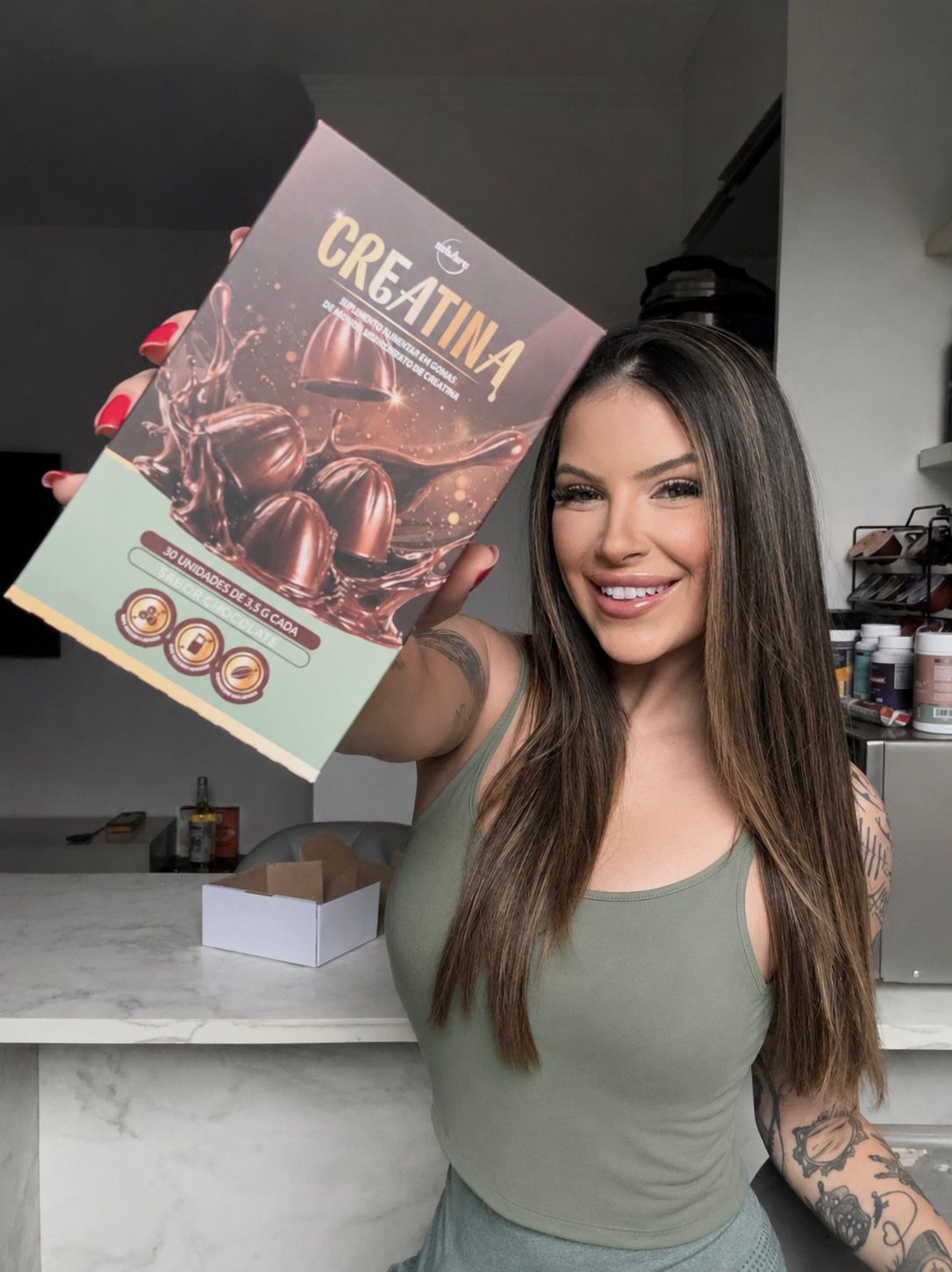 Cliente segurando a caixa de Creatina Salubre Chocolate